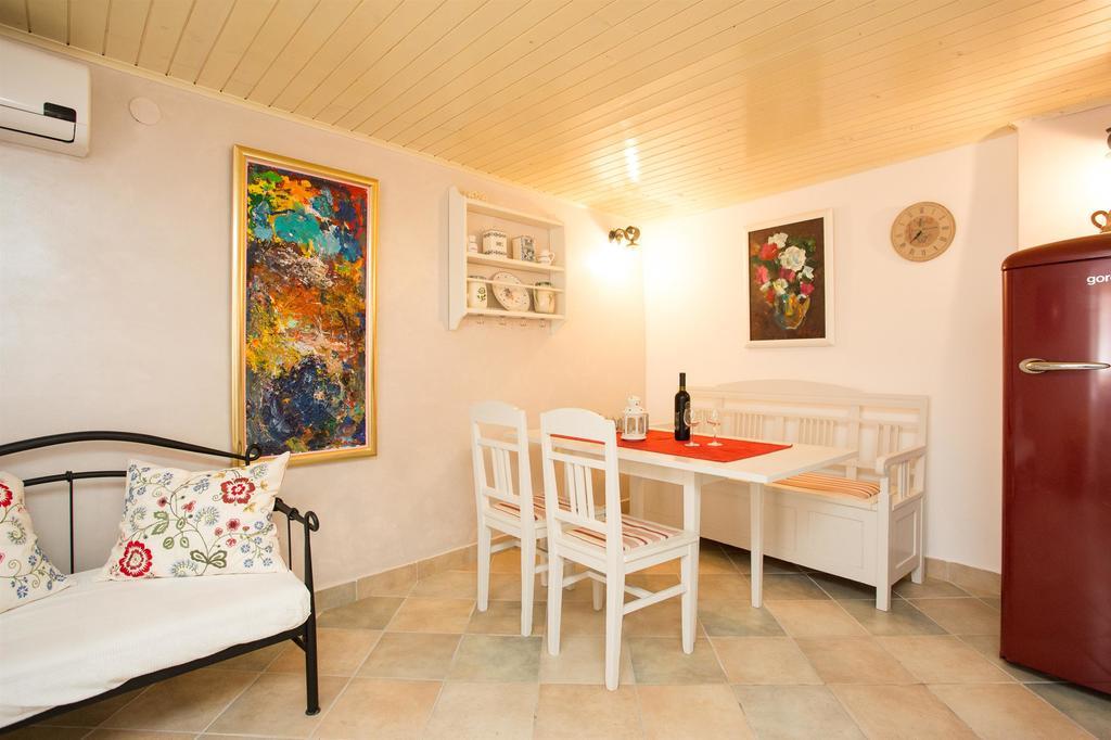 Holiday Home Smokovec Vrbnik Exterior photo